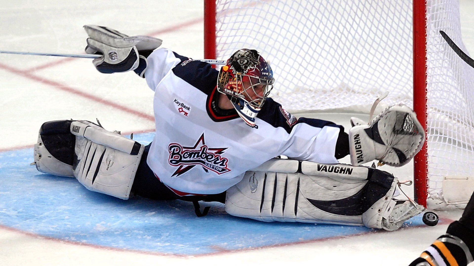 娱乐平台-瑞士军刀折刃，中场核心伤退后的战术迷局